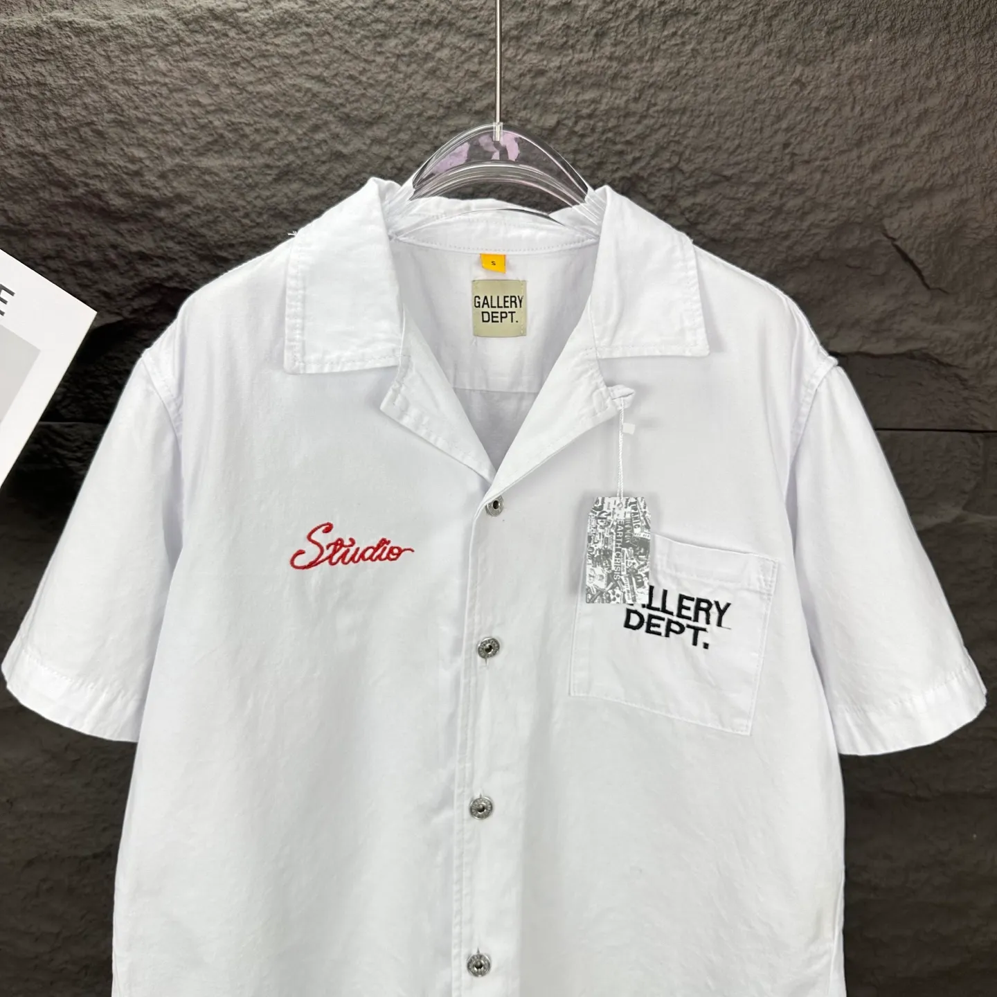 P240 GALLERY DEPT. 2025 new embroidered letter LOGO couple style loose denim short-sleeved shirt 🔥High version🔥High version🔥 Original customized denim fabric, the same high-end denim fabric as the Internet celebrity star, simple and loose version with multiple embroidered letter LOGO designs, very high-end and stylish! The fabric feels very comfortable, and it’s a denim short-sleeved shirt that’s super versatile and looks great! ! Complete with three standards, same style for men and women 👫A must-have item for everyone Color: yellow, white Size: S-XL